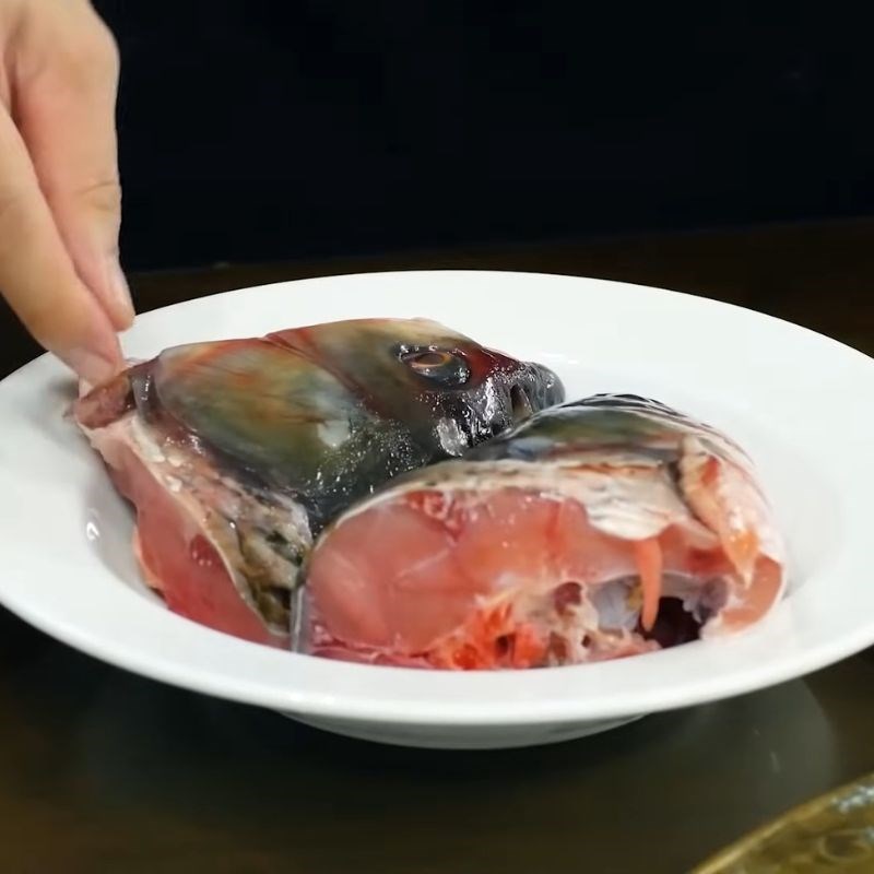 Bước 2 Sơ chế đầu cá nước ngọt khử mùi tanh Quả dọc nấu canh chua