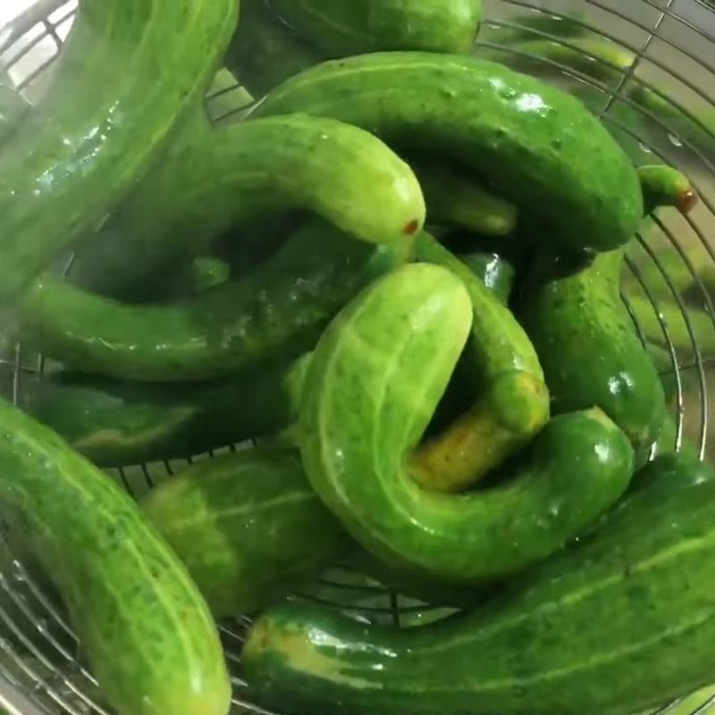 Bước 1 Sơ chế dưa leo giòn rụm Dưa leo ngâm mắm đường