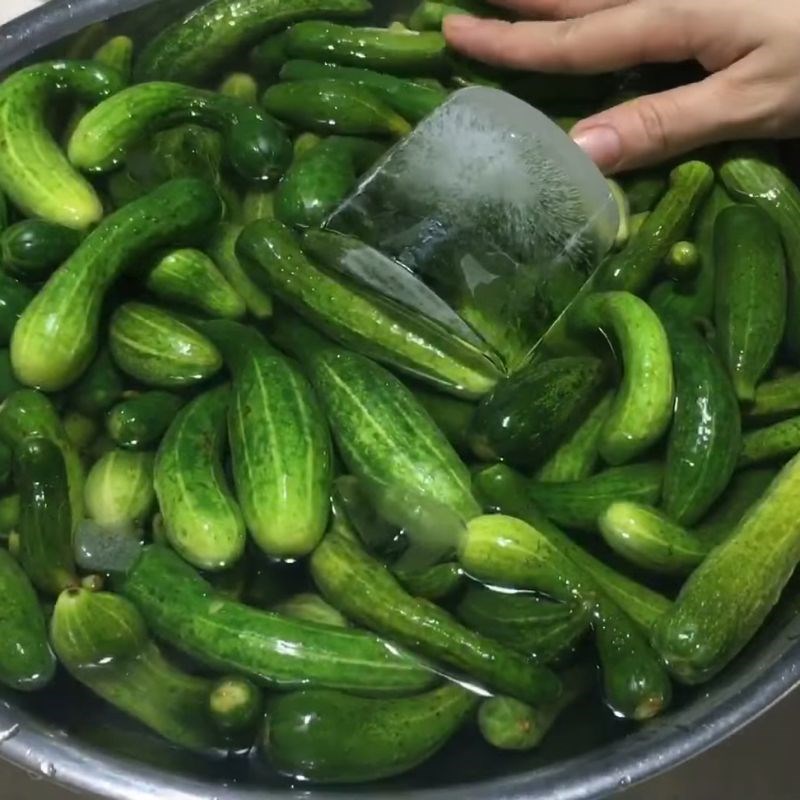 Bước 1 Sơ chế dưa leo giòn rụm Dưa leo ngâm mắm đường