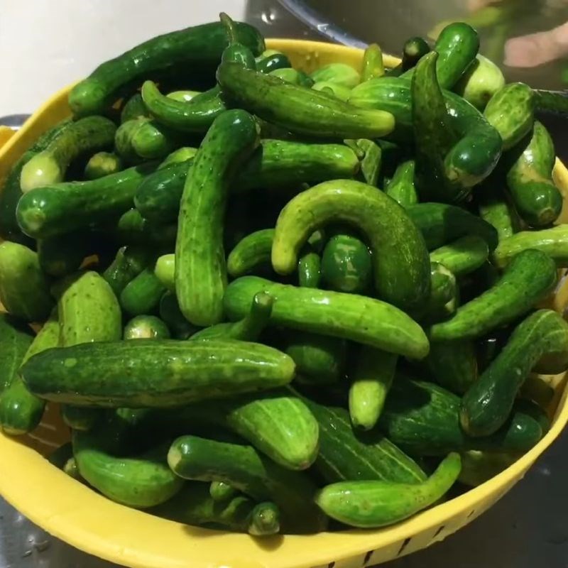 Bước 1 Sơ chế dưa leo giòn rụm Dưa leo ngâm mắm đường