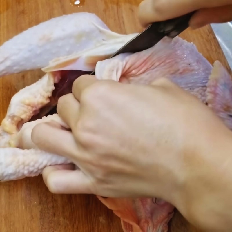 Bước 1 Sơ chế gà cúng sạch sẽ Chéo cánh gà cúng