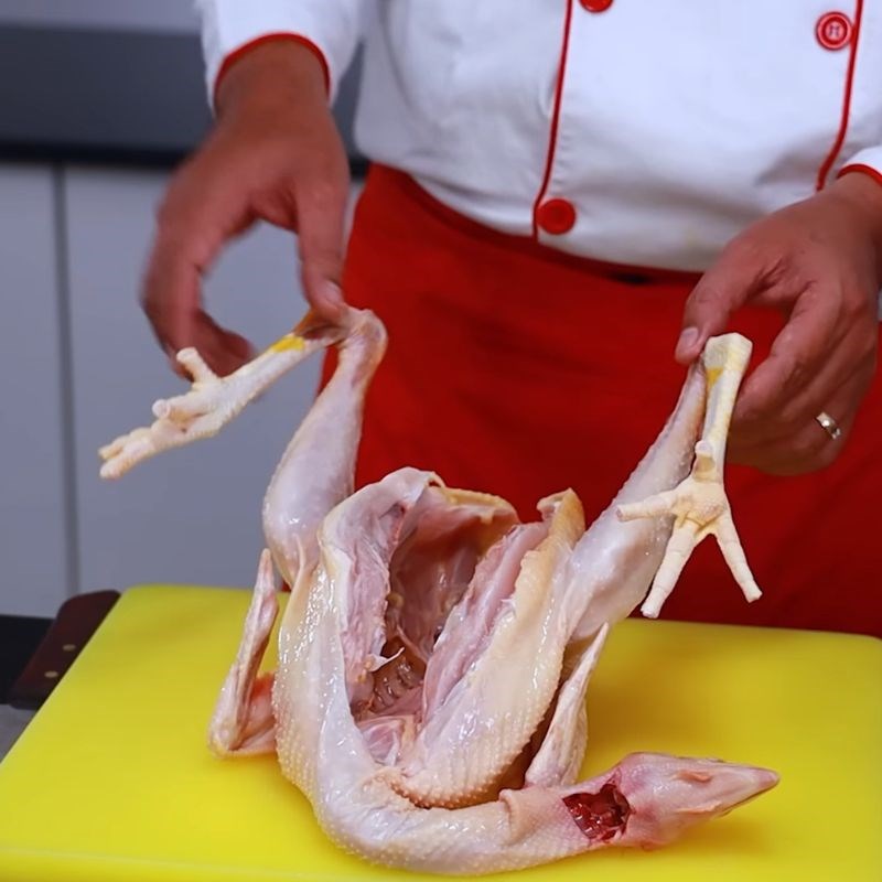 Bước 1 Sơ chế gà nguyên con Gà nướng muối ớt bằng than