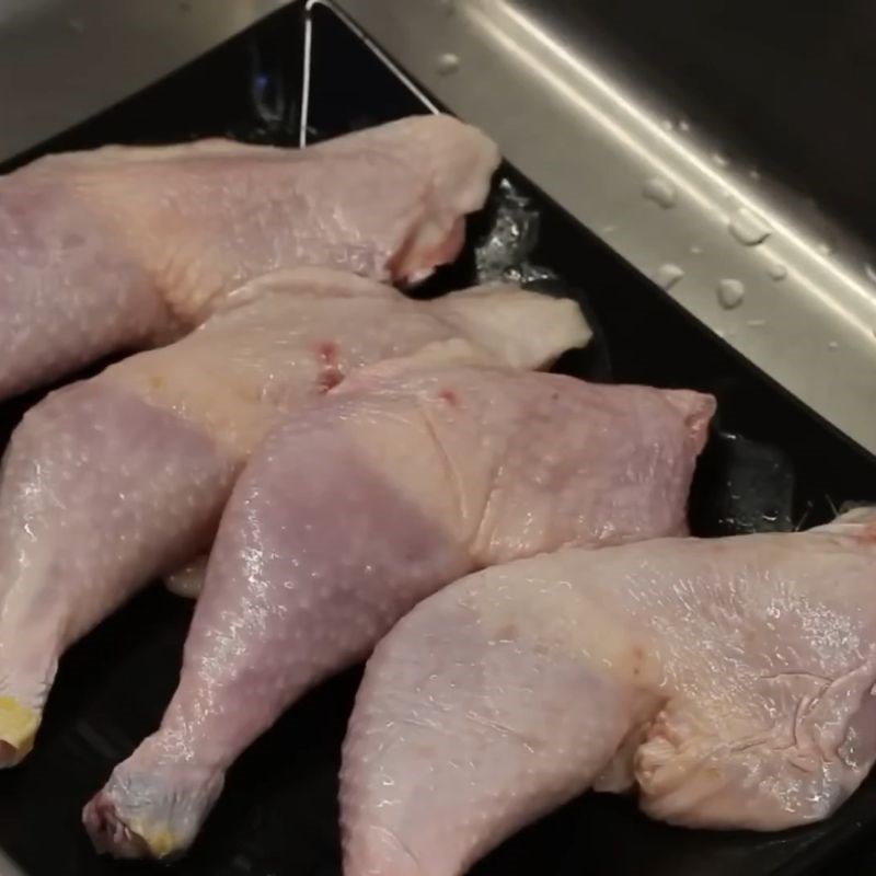 Bước 1 Sơ chế gà và luộc gà ngon Phở gà trộn xì dầu