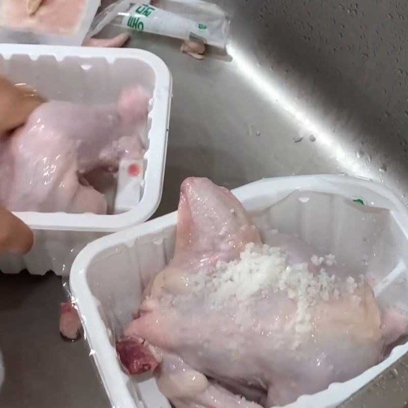 Bước 1 Sơ chế gà và ướp gia vị chuẩn vị Gà hầm ngải cứu hạt sen