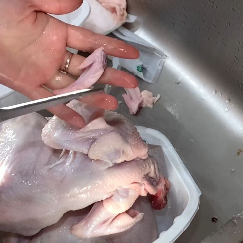 Bước 1 Sơ chế gà và ướp gia vị chuẩn vị Gà hầm ngải cứu hạt sen