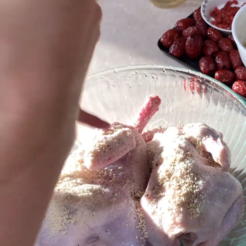 Bước 1 Sơ chế gà và ướp gia vị chuẩn vị Gà hầm ngải cứu hạt sen