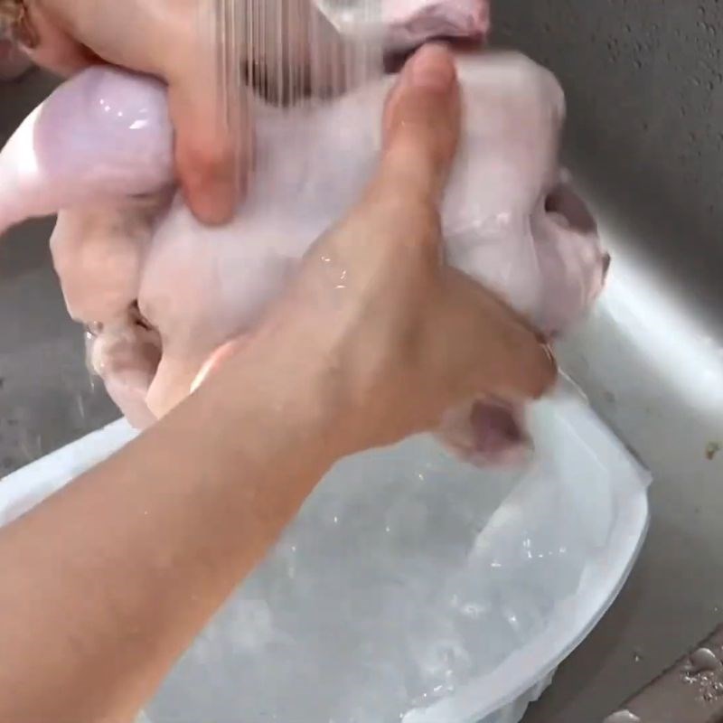 Bước 1 Sơ chế gà và ướp gia vị chuẩn vị Gà hầm ngải cứu hạt sen