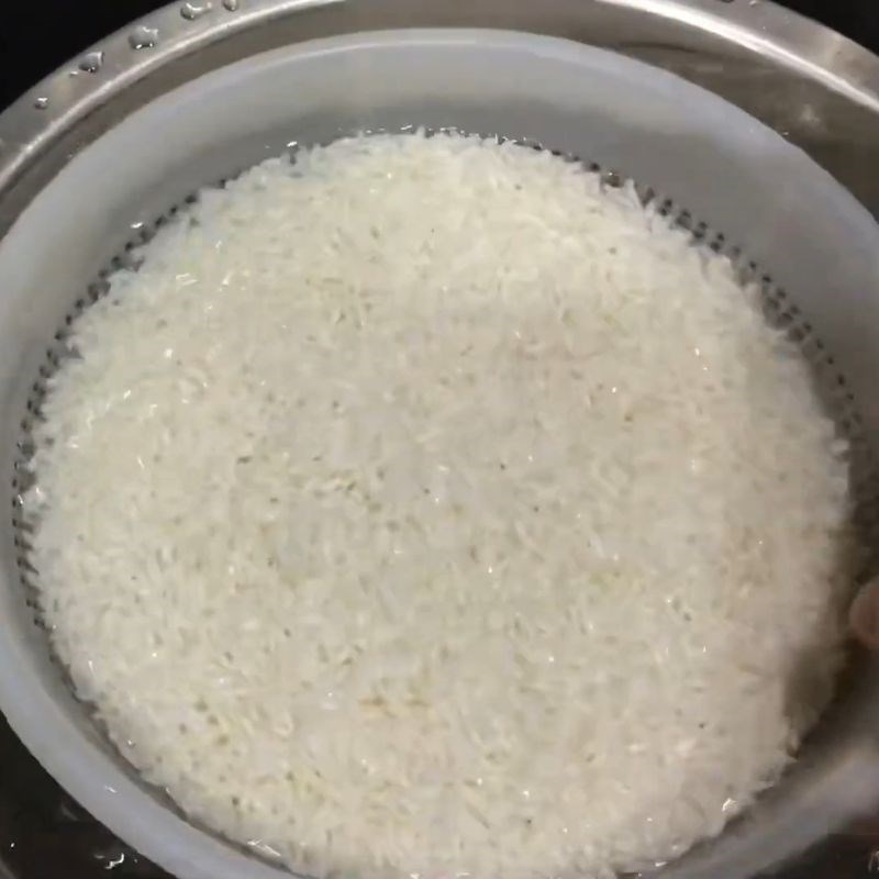 Bước 1 Sơ chế gạo nếp dẻo thơm Nấu cơm nếp bằng nồi cơm điện
