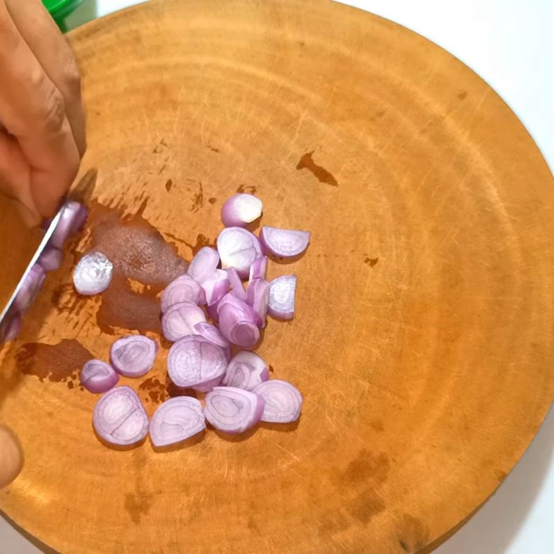 Bước 2 Sơ chế hành tím Cách chiên trứng ngon