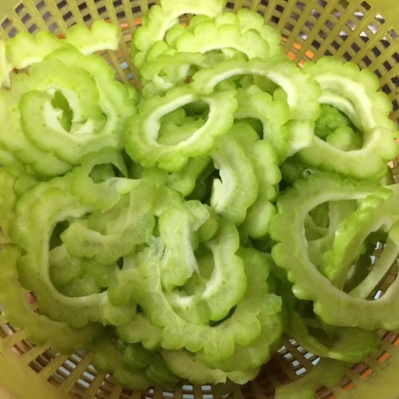 Bước 1 Sơ chế khổ qua giảm đắng Canh khổ qua trứng