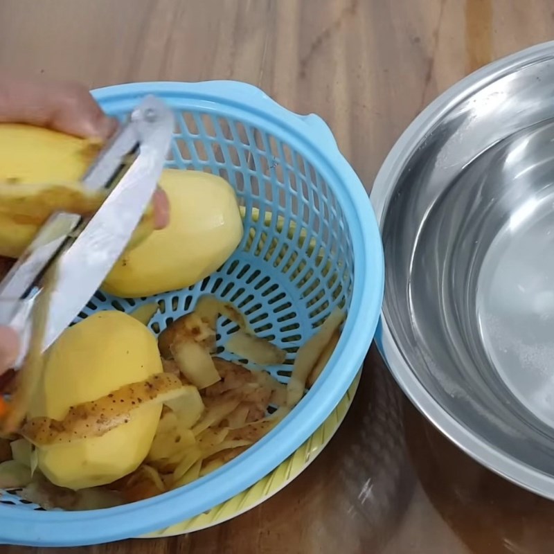Bước 1 Sơ chế khoai tây chuẩn vị KFC Khoai tây chiên KFC