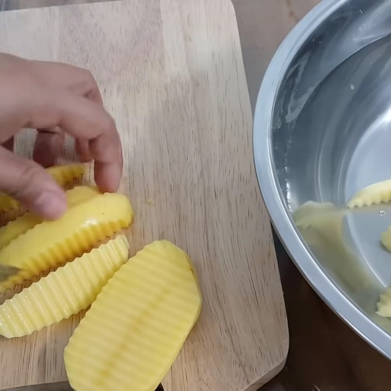 Bước 1 Sơ chế khoai tây chuẩn vị KFC Khoai tây chiên KFC