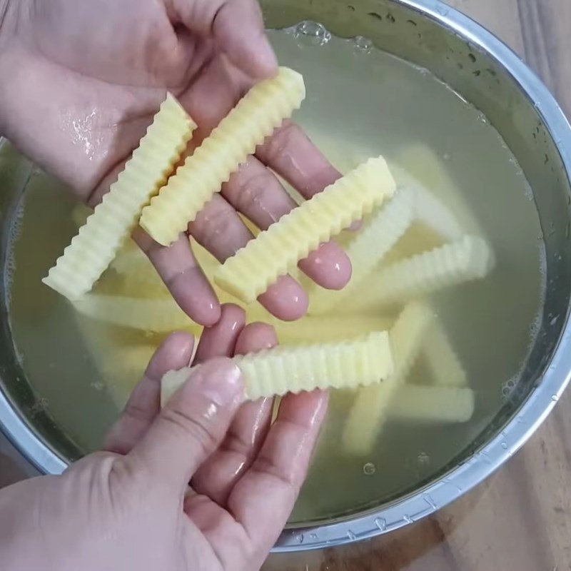 Bước 1 Sơ chế khoai tây chuẩn vị KFC Khoai tây chiên KFC