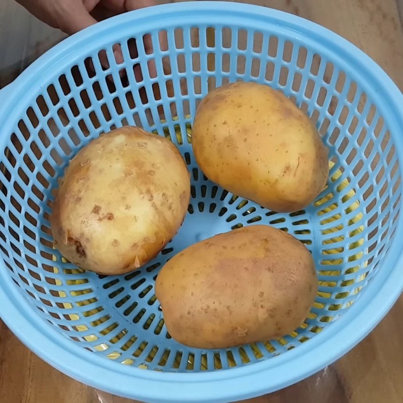 Bước 1 Sơ chế khoai tây chuẩn vị KFC Khoai tây chiên KFC