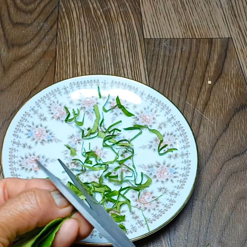 Bước 4 Sơ chế lá chúc Muối chấm hoa quả