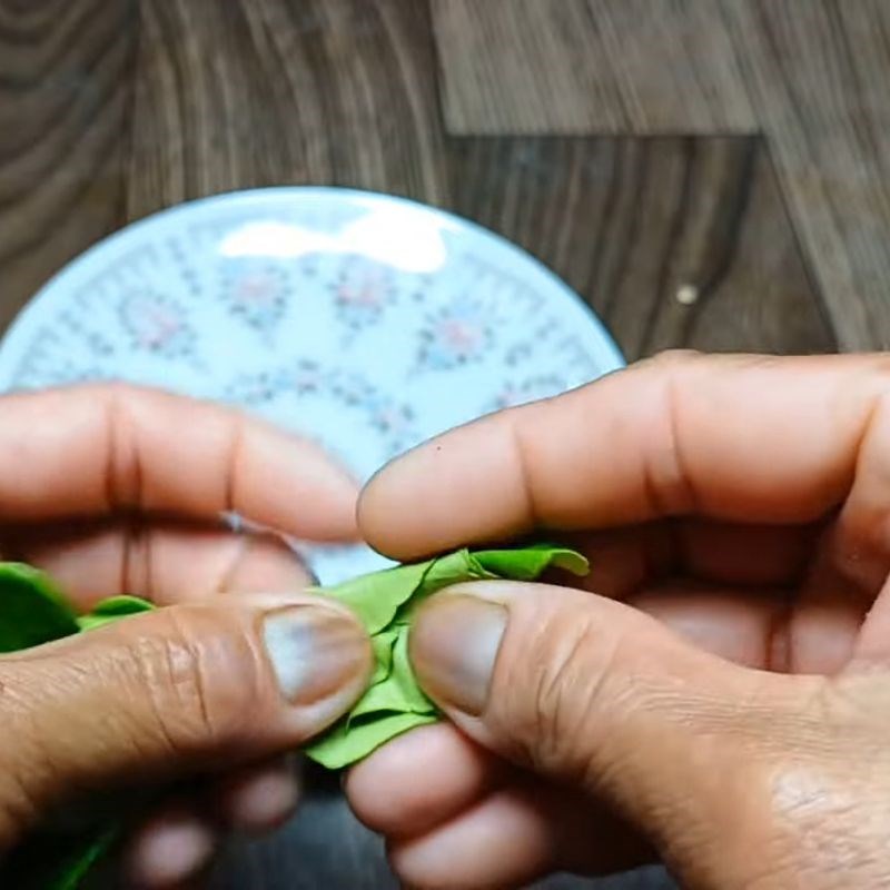 Bước 4 Sơ chế lá chúc Muối chấm hoa quả