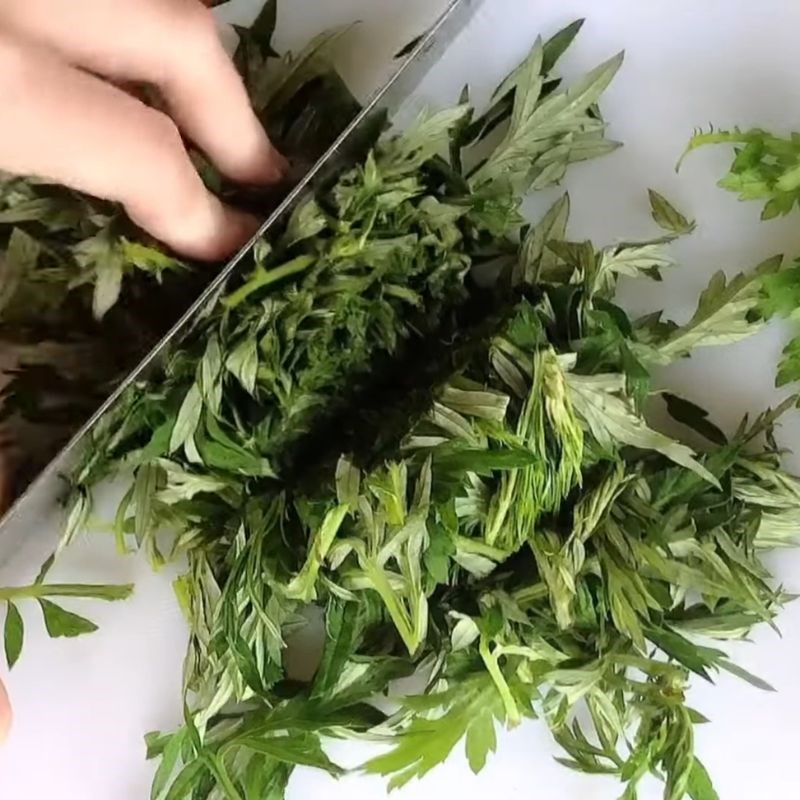 Bước 1 Sơ chế lá ngải cứu và gừng tươi Trứng vịt lộn ngải cứu hấp cách thủy