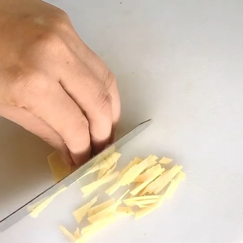 Bước 1 Sơ chế lá ngải cứu và gừng tươi Trứng vịt lộn ngải cứu hấp cách thủy