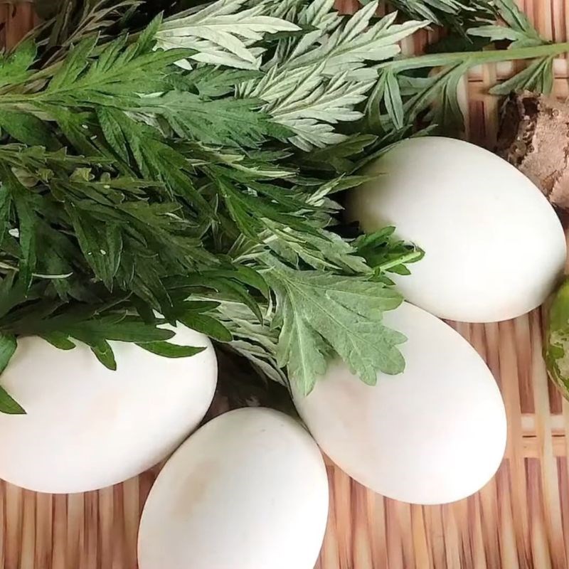 Bước 1 Sơ chế lá ngải cứu và gừng tươi Trứng vịt lộn ngải cứu hấp cách thủy