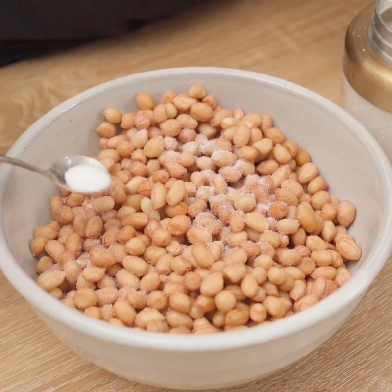 Bước 1 Sơ chế lạc (đậu phộng húng lìu) Lạc rang húng lìu