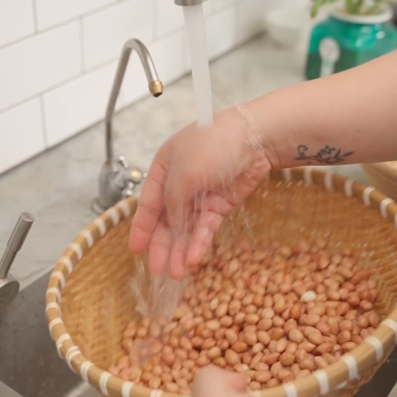 Bước 1 Sơ chế lạc (đậu phộng húng lìu) Lạc rang húng lìu