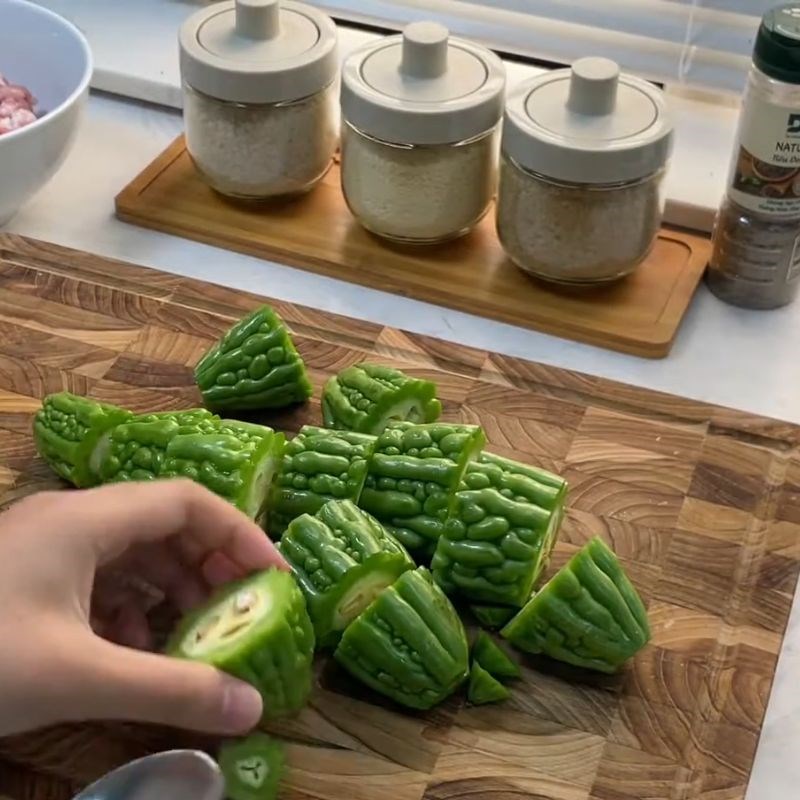 Bước 1 Sơ chế mướp đắng giảm vị đắng Mướp đắng nhồi thịt hấp