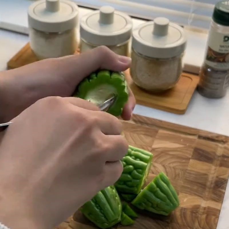 Bước 1 Sơ chế mướp đắng giảm vị đắng Mướp đắng nhồi thịt hấp