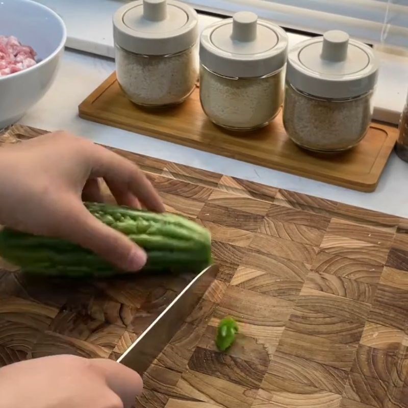 Bước 1 Sơ chế mướp đắng giảm vị đắng Mướp đắng nhồi thịt hấp