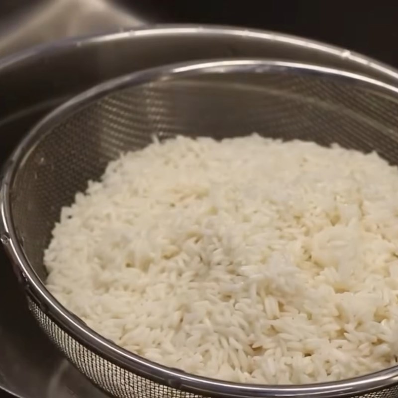 Bước 2 Sơ chế nếp và gấc Xôi gấc nước cốt dừa