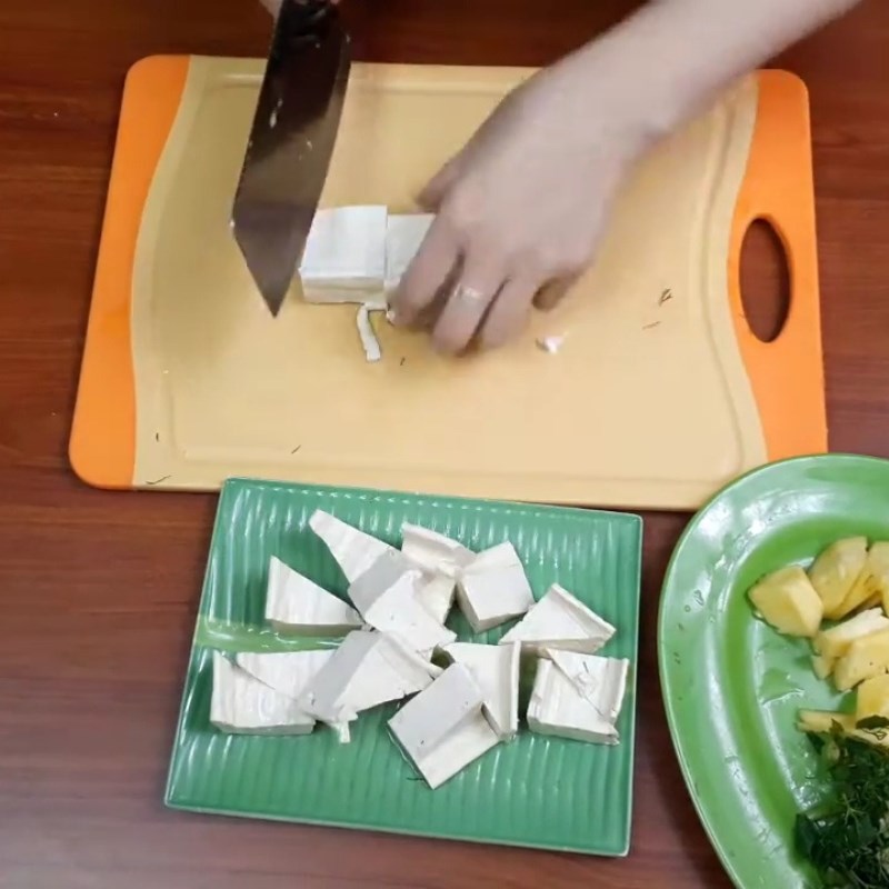 Bước 1 Sơ chế ngao và các nguyên liệu khác Canh ngao cà chua