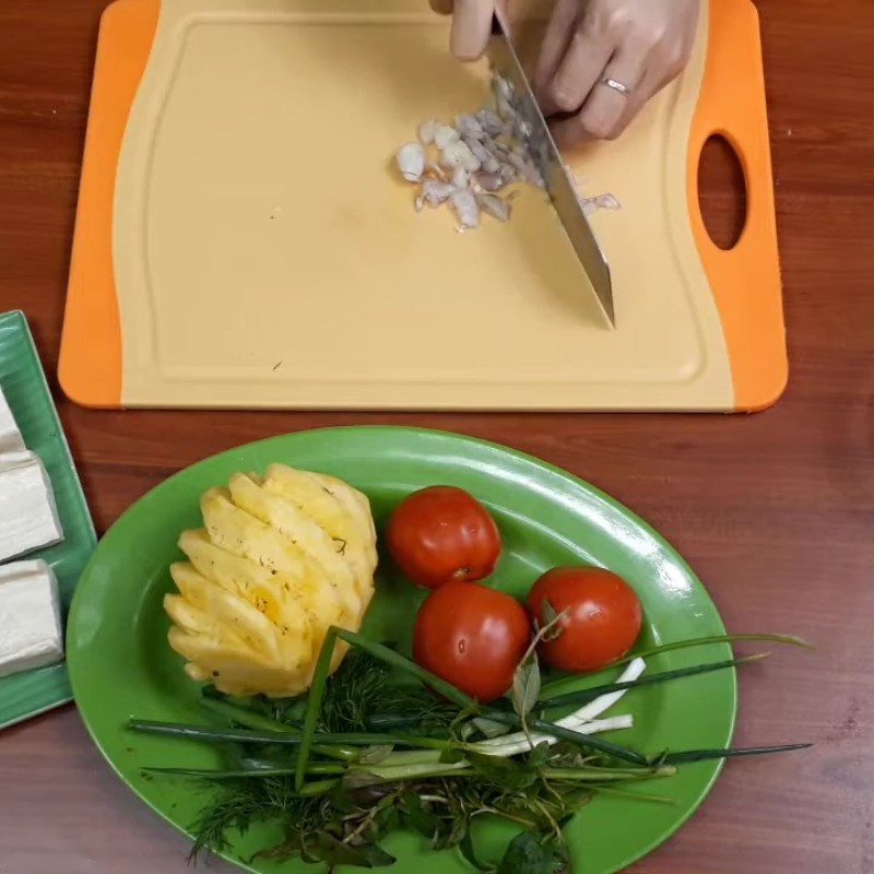 Bước 1 Sơ chế ngao và các nguyên liệu khác Canh ngao cà chua