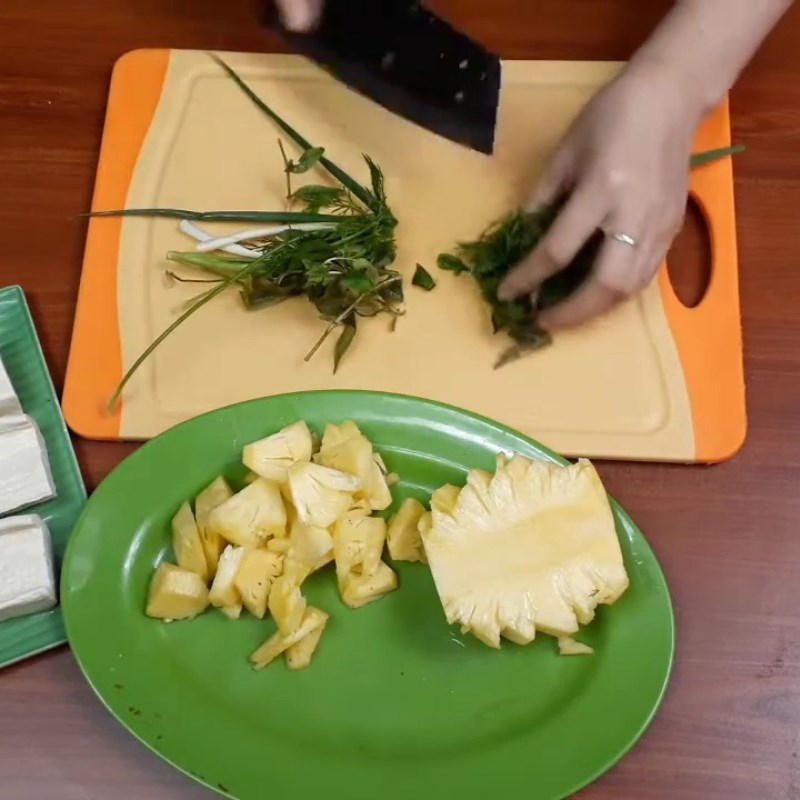 Bước 1 Sơ chế ngao và các nguyên liệu khác Canh ngao cà chua