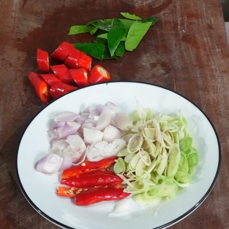 Bước 1 Sơ chế nguyên liệu Thịt gà rang sả ớt