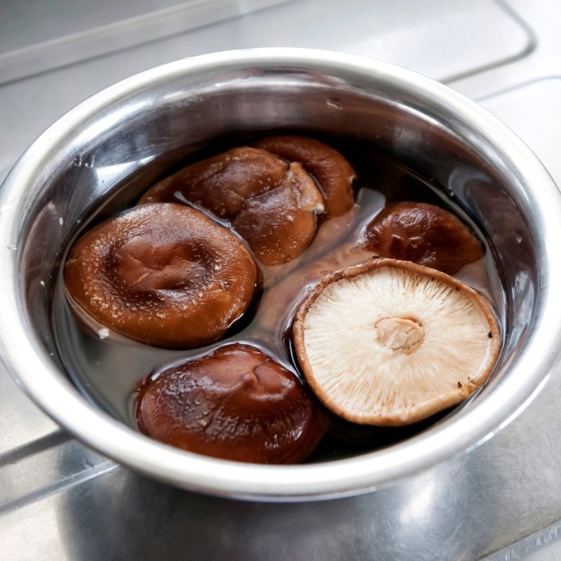 Bước 1 Sơ chế nguyên liệu Gà nấu nấm đông cô bắp non