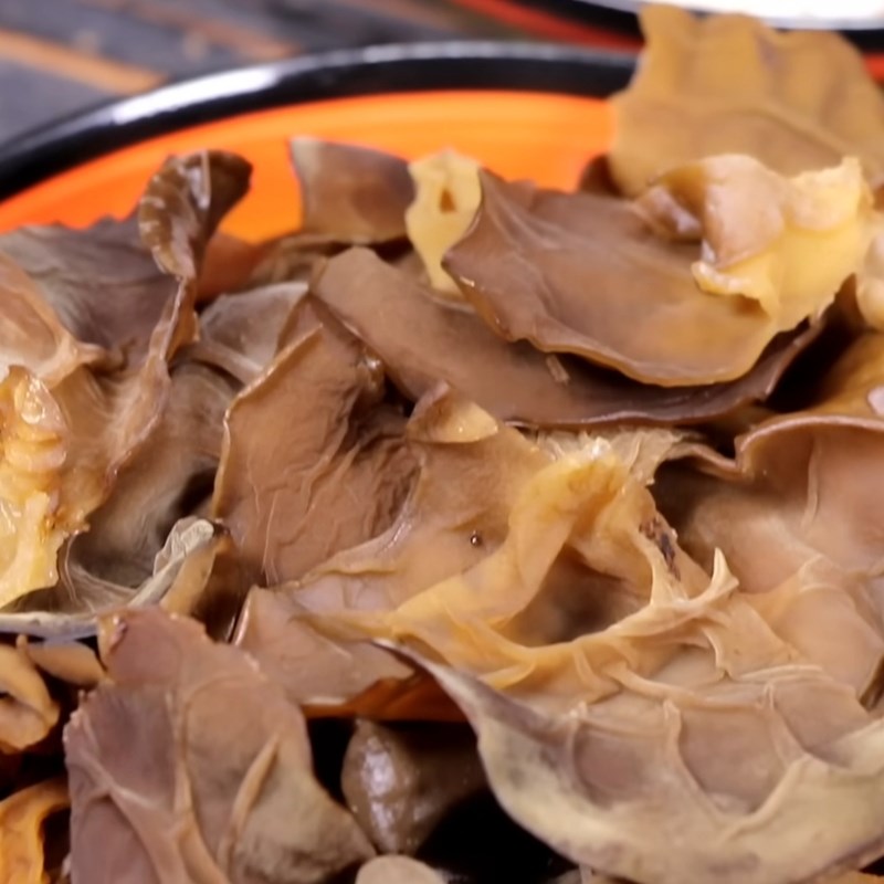 Bước 1 Sơ chế nguyên liệu Váng đậu xào