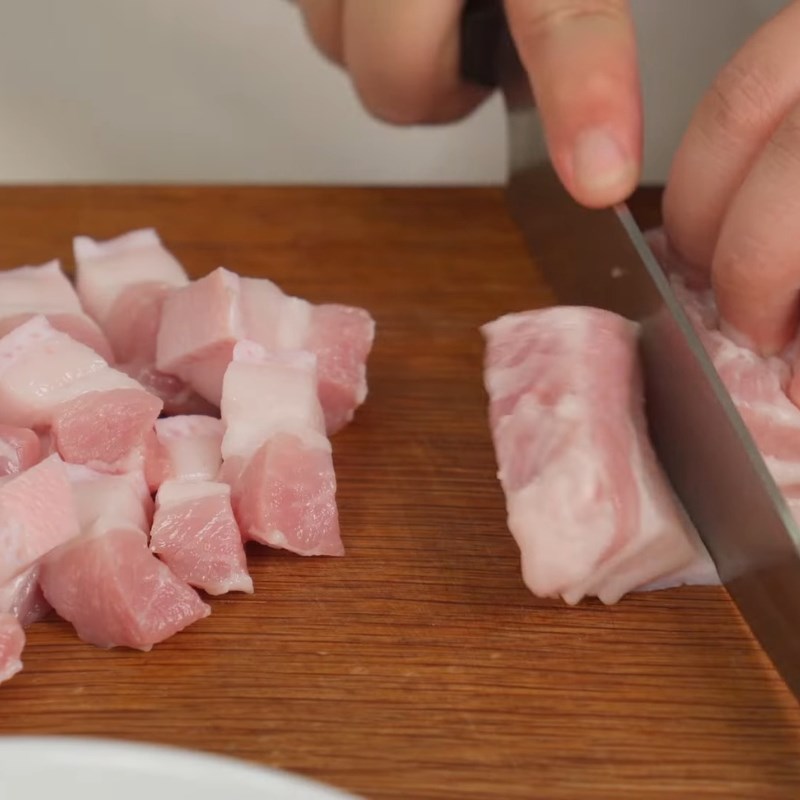 Bước 1 Sơ chế nguyên liệu Thịt kho ruốc sả