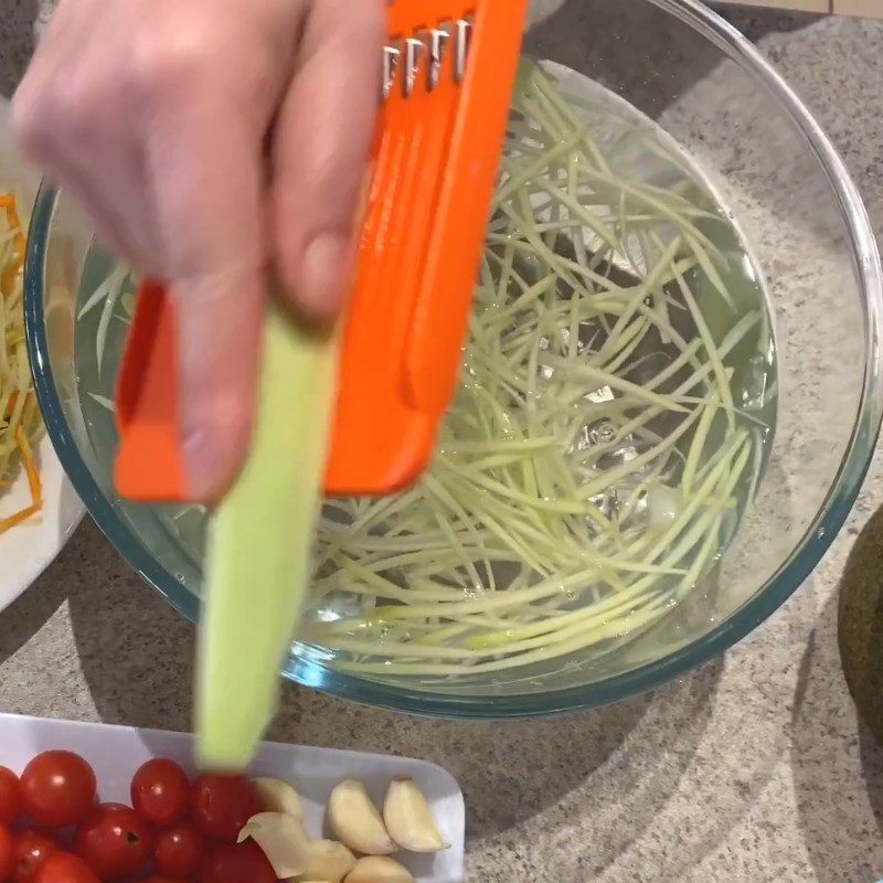 Bước 1 Sơ chế nguyên liệu Gỏi đu đủ ba khía