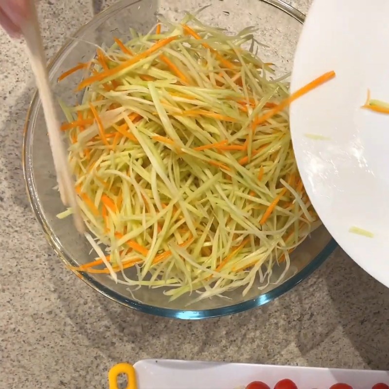 Bước 1 Sơ chế nguyên liệu Gỏi đu đủ ba khía