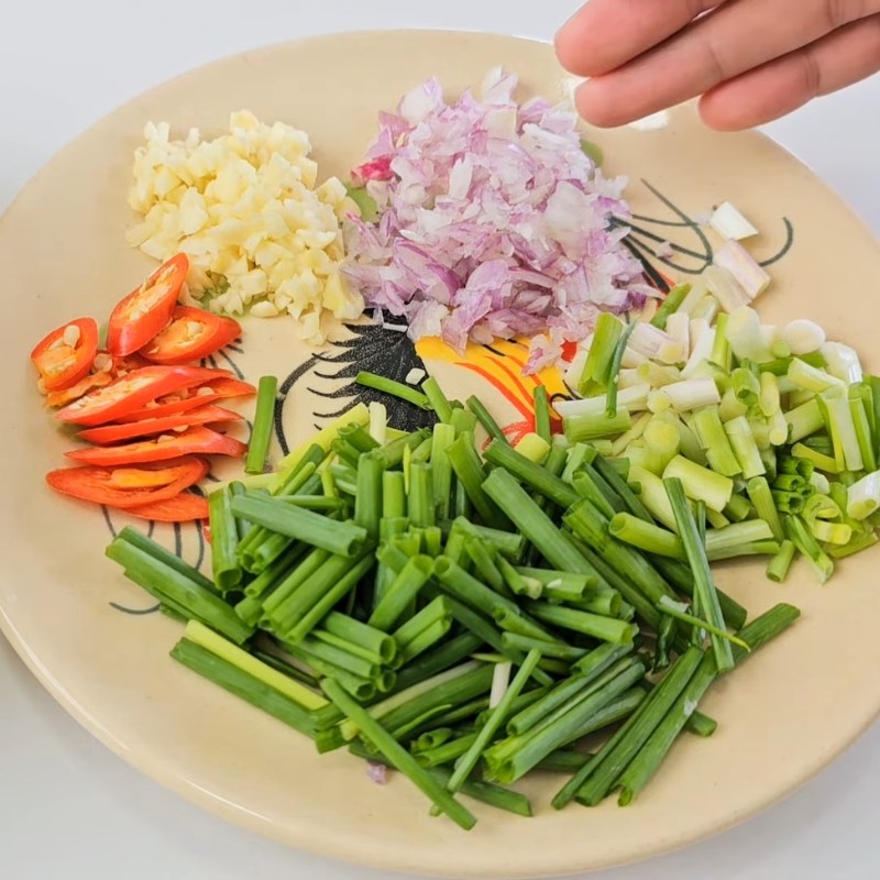 Bước 1 Sơ chế nguyên liệu Huyết xào giá hẹ