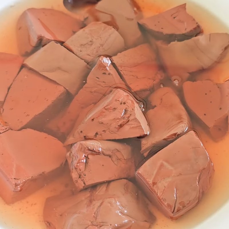 Bước 1 Sơ chế nguyên liệu Huyết xào giá hẹ