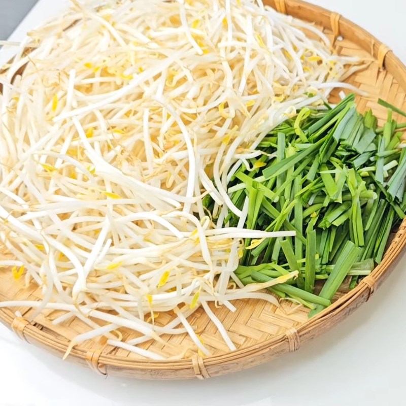 Bước 1 Sơ chế nguyên liệu Huyết xào giá hẹ