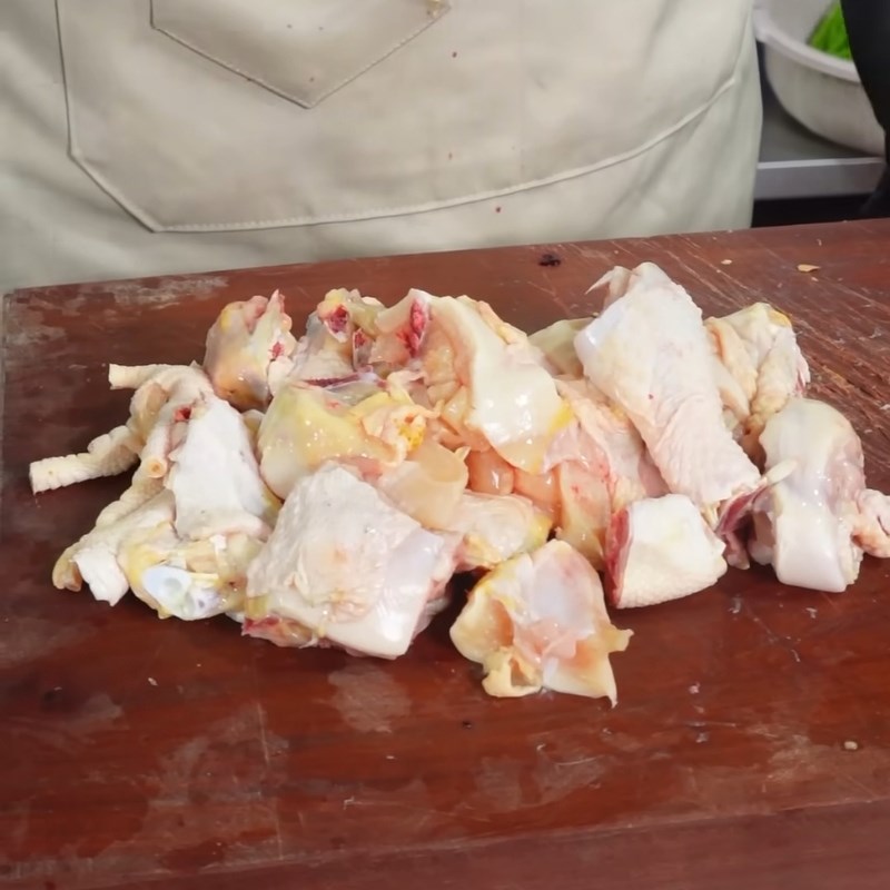 Bước 1 Sơ chế nguyên liệu Thịt gà rang sả ớt