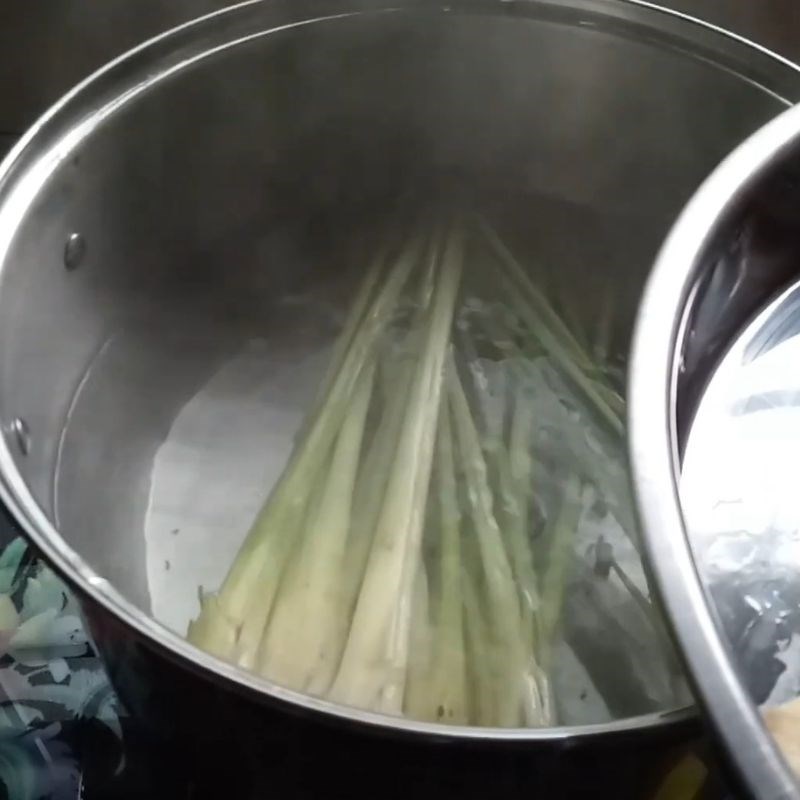 Bước 1 Sơ chế nguyên liệu và chuẩn bị nước dùng bún bò Nấu bún bò bằng gói gia vị