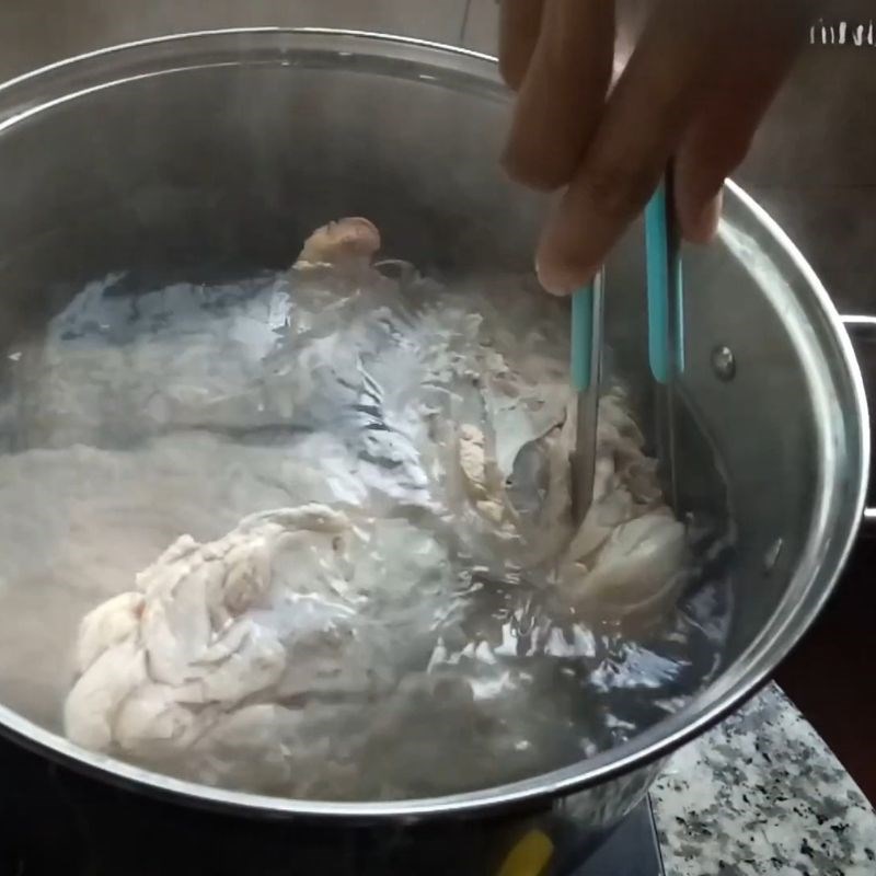 Bước 1 Sơ chế nguyên liệu và chuẩn bị nước dùng bún bò Nấu bún bò bằng gói gia vị