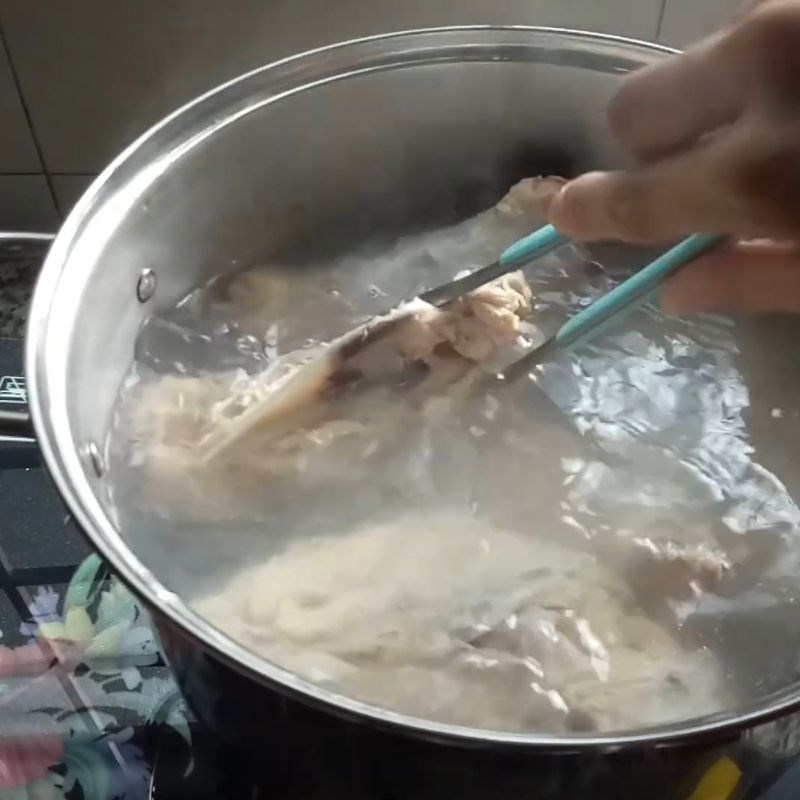 Bước 1 Sơ chế nguyên liệu và chuẩn bị nước dùng bún bò Nấu bún bò bằng gói gia vị