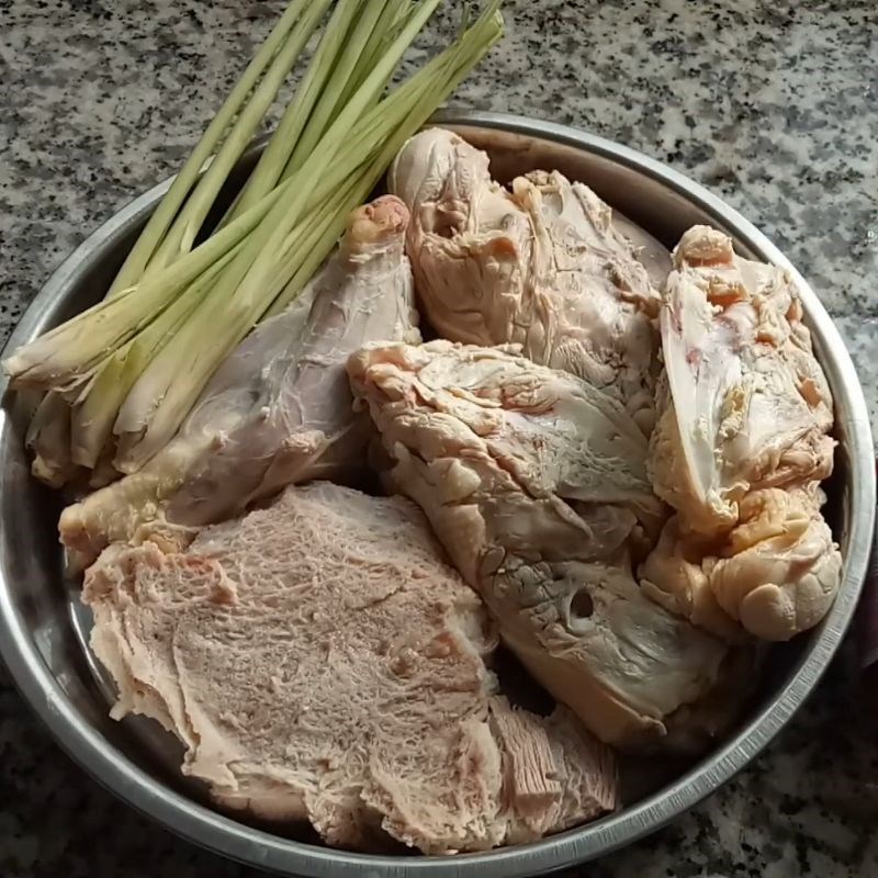 Bước 1 Sơ chế nguyên liệu và chuẩn bị nước dùng bún bò Nấu bún bò bằng gói gia vị