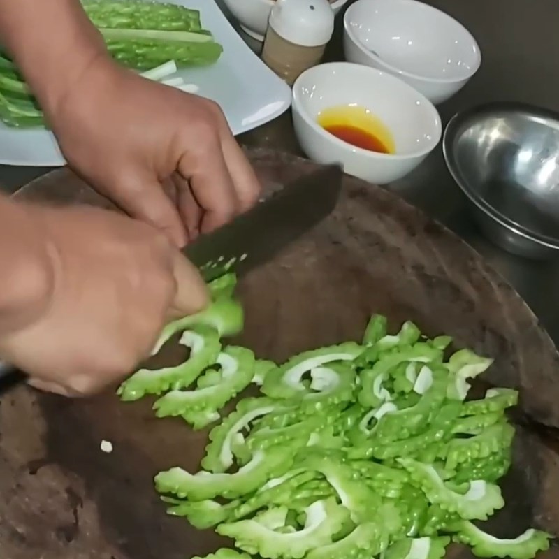 Bước 1 Sơ chế nguyên liệu và khử đắng mướp đắng Mướp đắng xào trứng