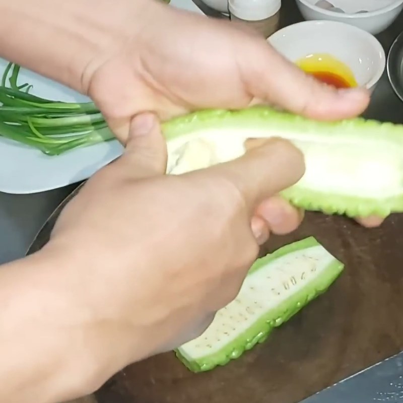 Bước 1 Sơ chế nguyên liệu và khử đắng mướp đắng Mướp đắng xào trứng