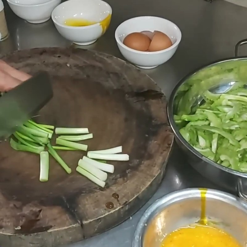Bước 1 Sơ chế nguyên liệu và khử đắng mướp đắng Mướp đắng xào trứng