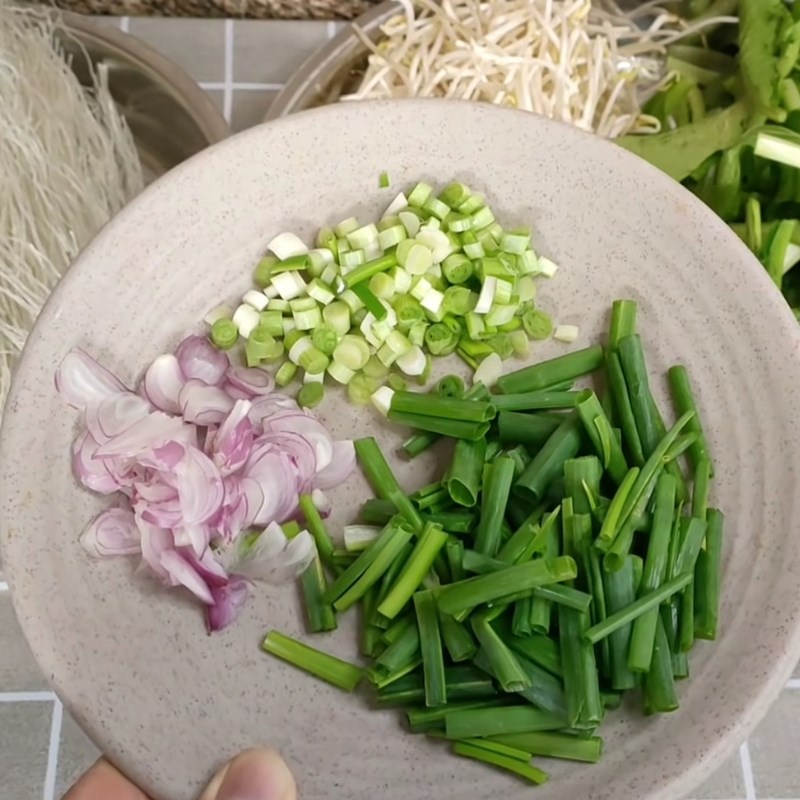 Bước 1 Sơ chế nguyên liệu và ướp tôm thịt đậm đà Bún gạo xào tôm thịt